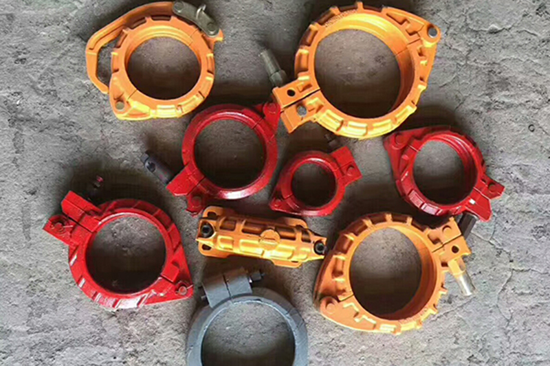 Pipe clamps in concrete pump pipe fittings